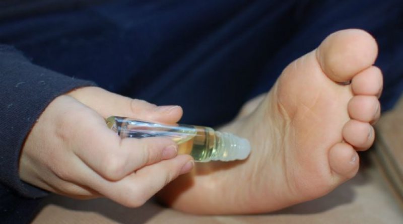 THIS Is Why Putting Essential Oils On The Bottom of Your FEET Works Wonders